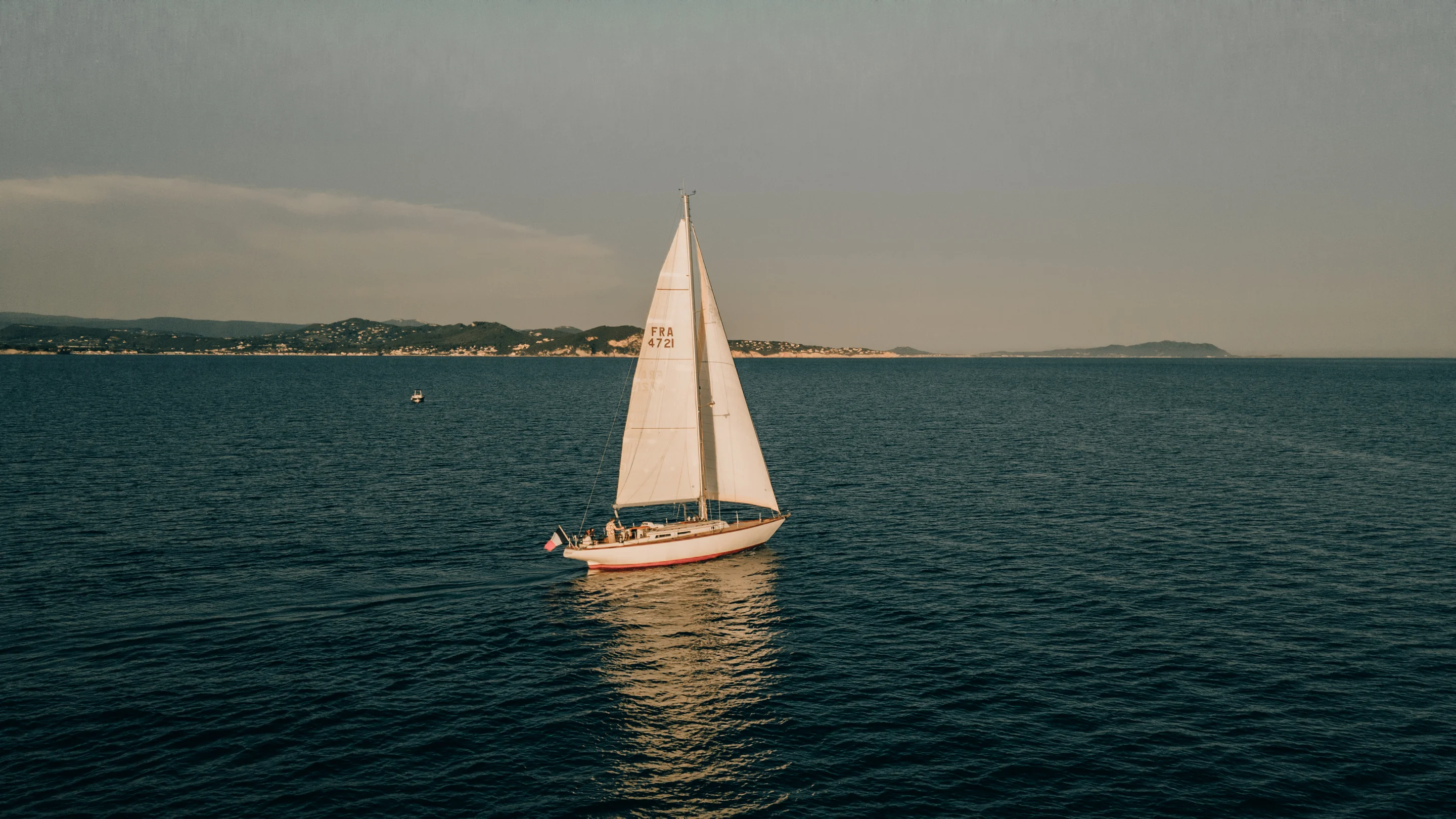 Voilier classique au large de Saint-Cyr-sur-Mer
