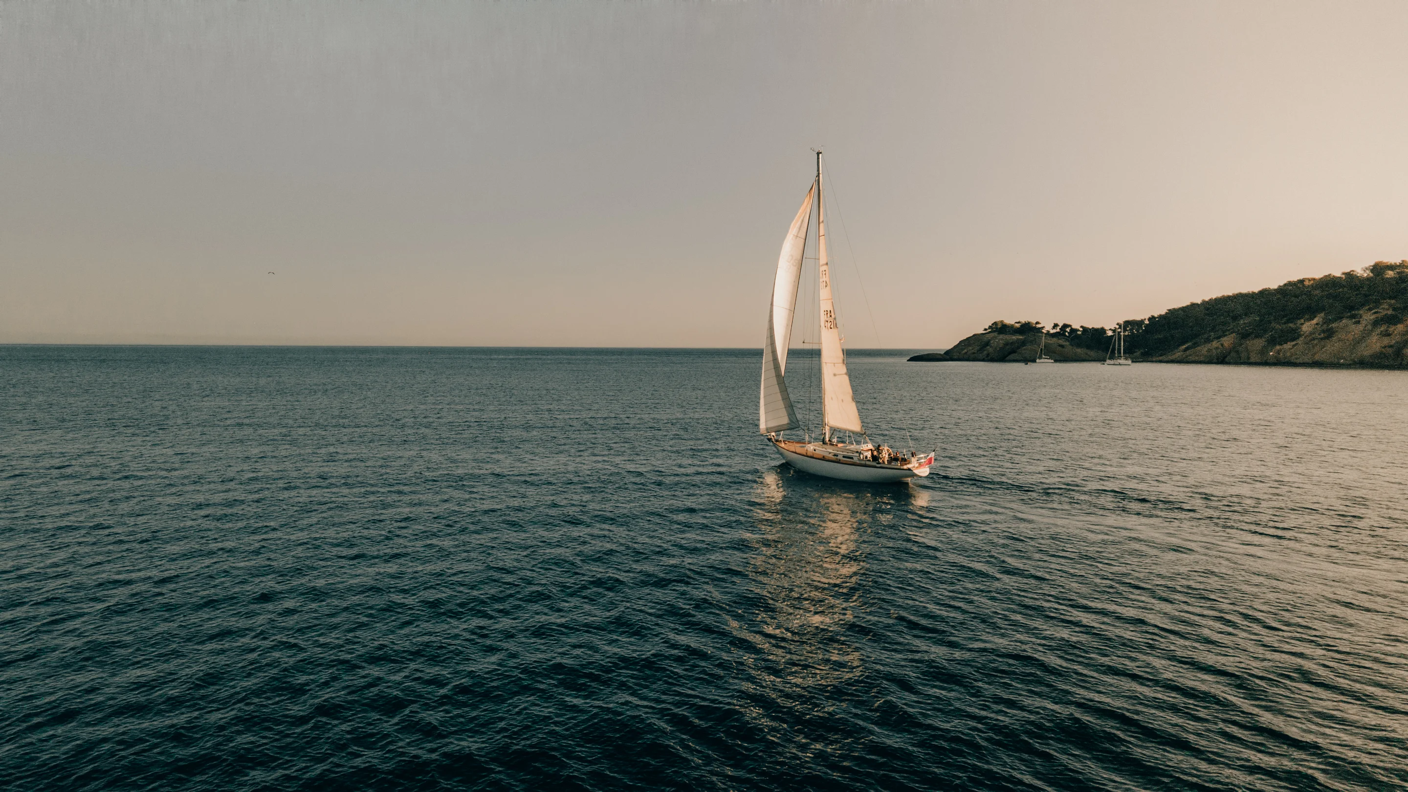 Voilier dans la baie au sunset doré