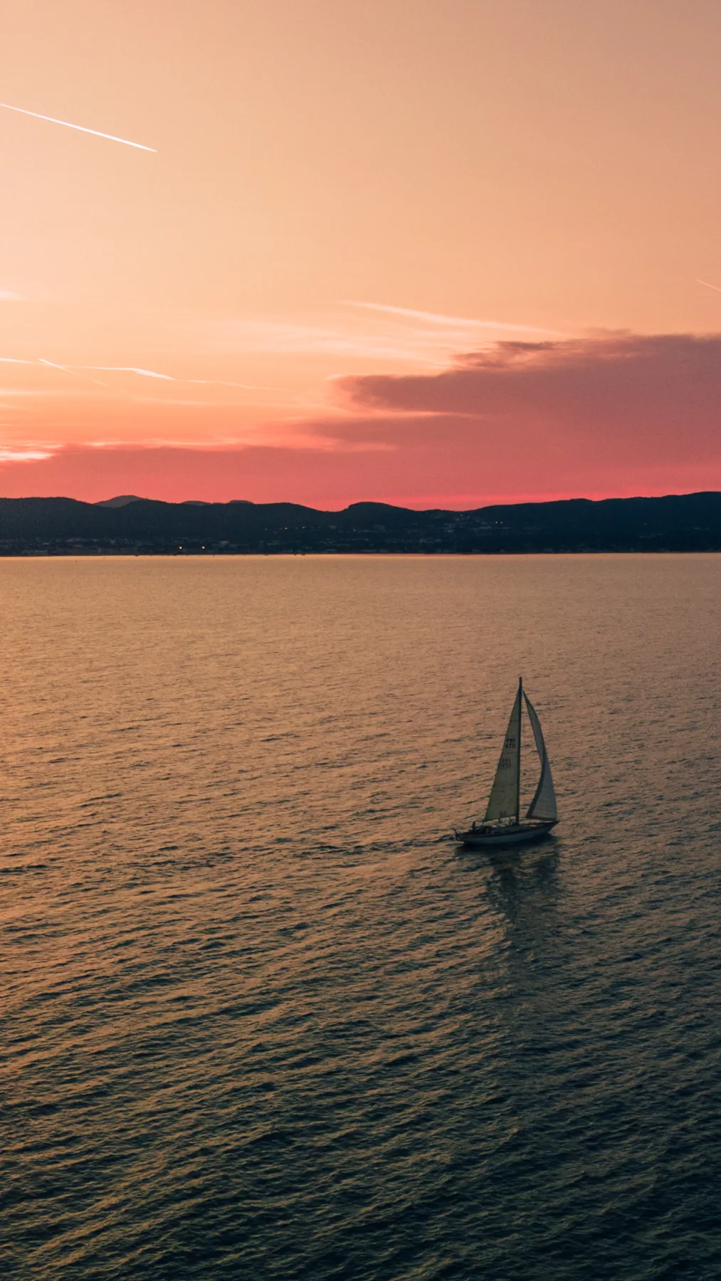 Coucher de soleil rose pastel sur la baie