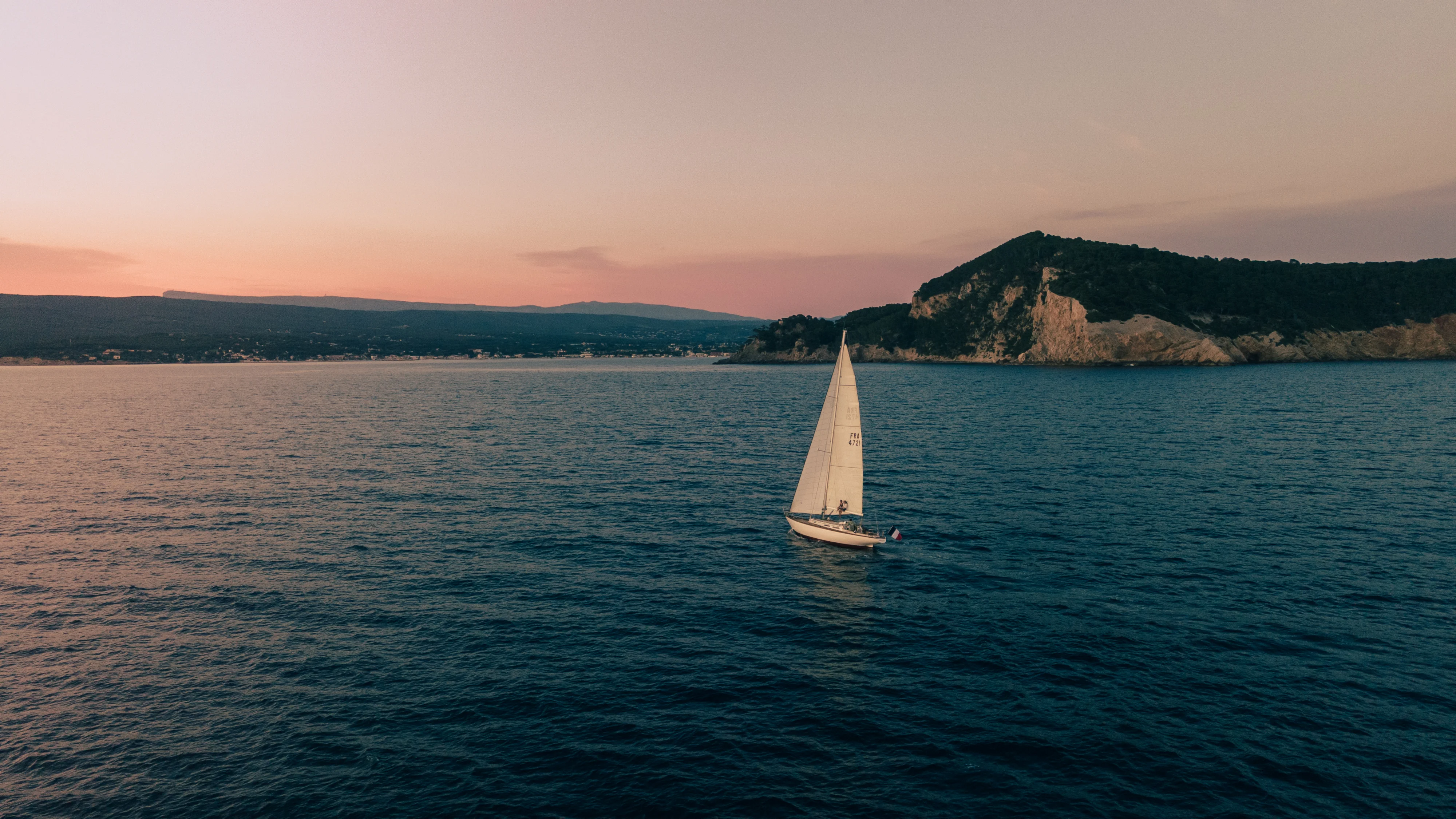 Voilier Izenah III naviguant au large de Bandol