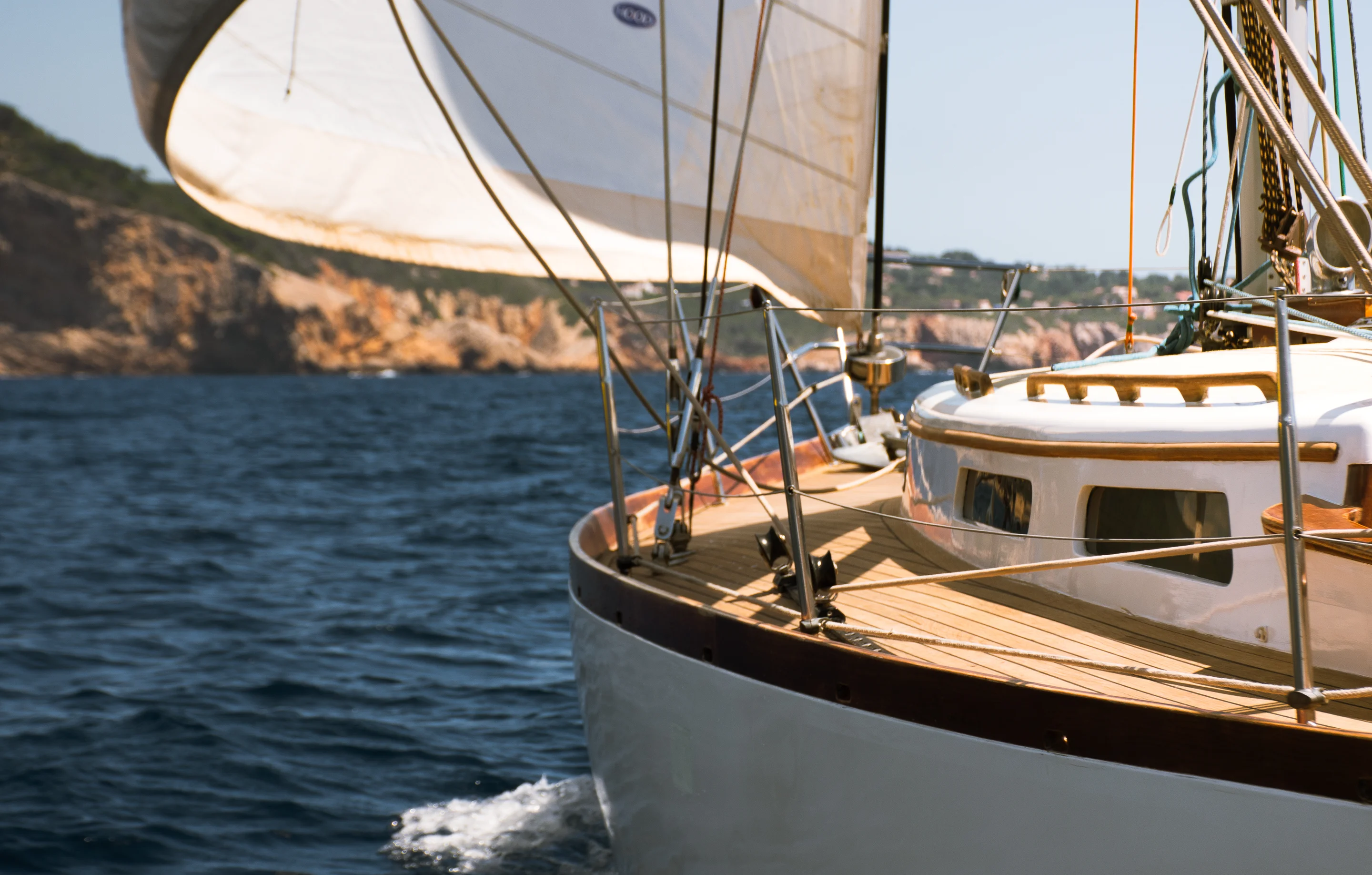 Voilier Izenah III en navigation pour un team building en Méditerranée