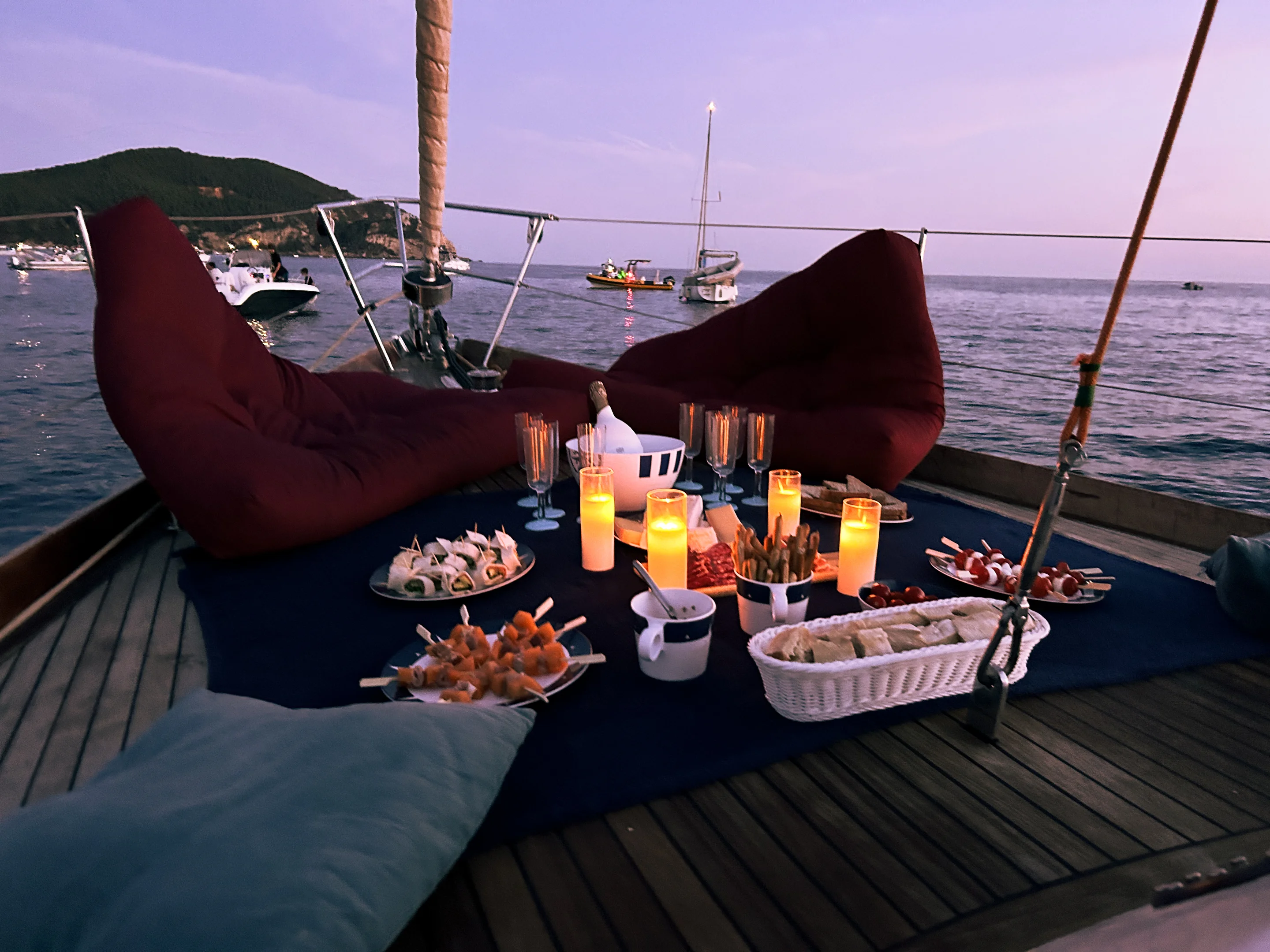 Apéritif sur le pont du voilier Izenah III au coucher du soleil pour un EVJF
